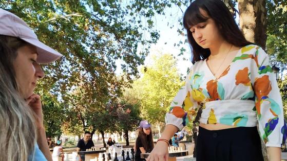 La campeona extremeña Pilar Díaz ofreció una gran exhibición simultánea de ajedrez