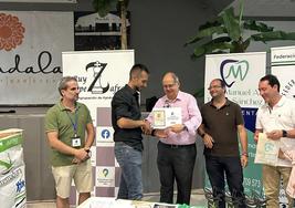 El ganador del torneo recogiendo el premio
