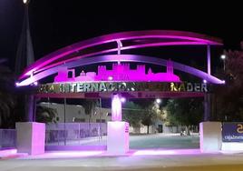 La portada de la feria volverá a iluminarse de rosa este jueves