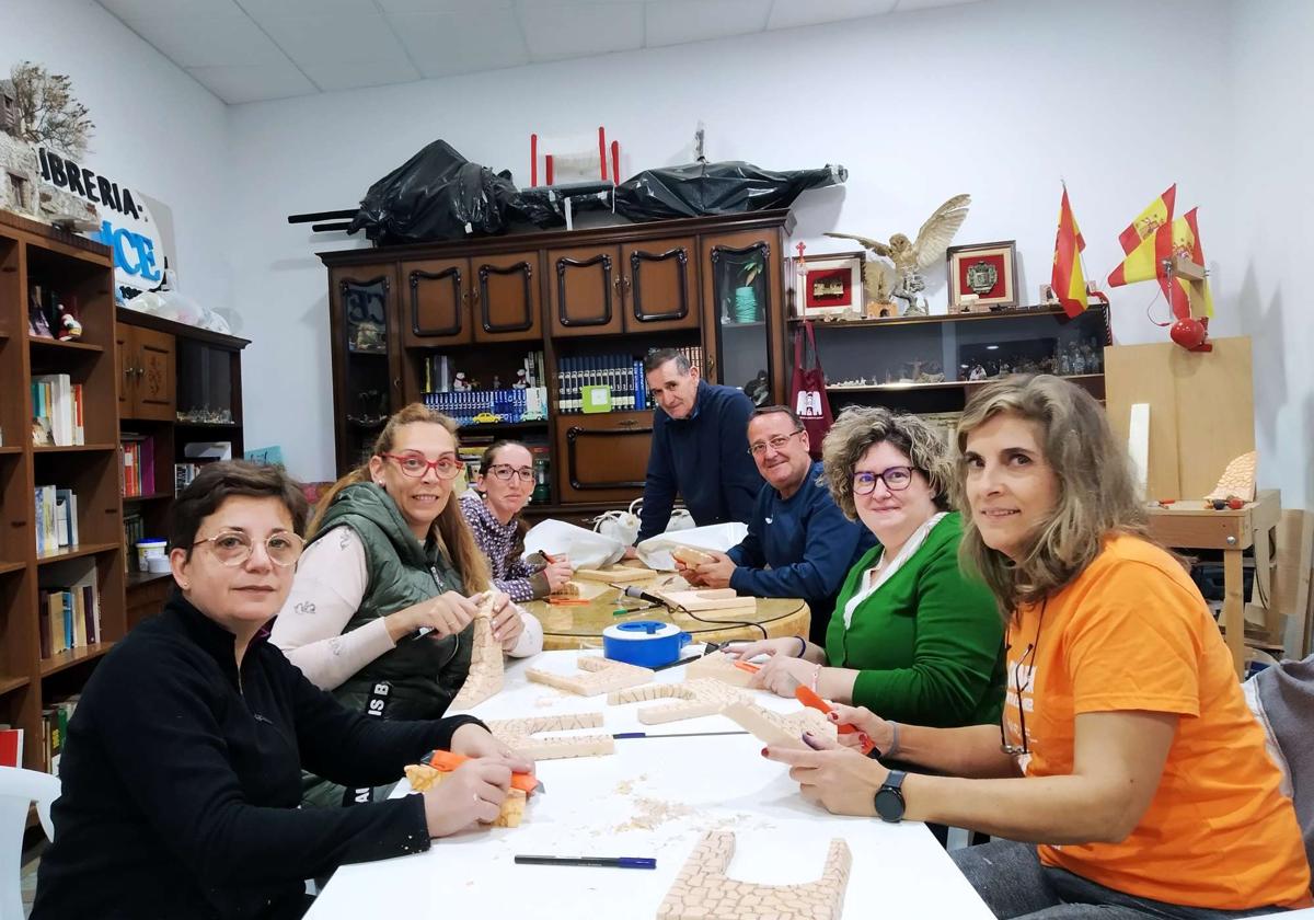 Los adultos aprenden el arte de la elaboración de piezas belenistas