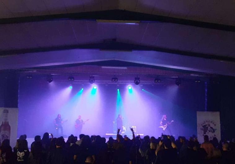 Una de las bandas à`ticipantes durante el festival