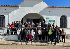 El alumnado junto con lel equipo directivo y el docente y el alcalde