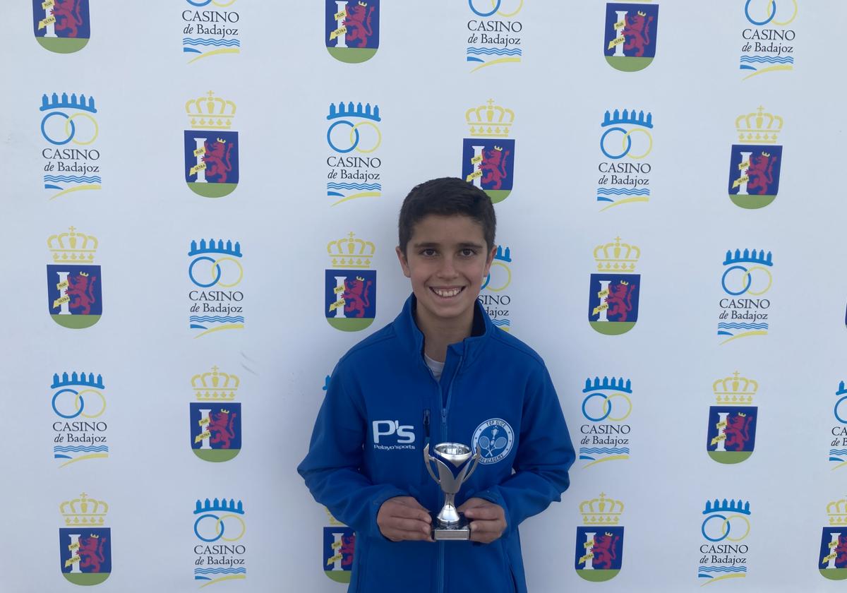 El joven tenista feliz con su trofeo