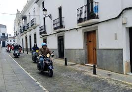 Las vespas y motos clásicas por las calles de la localidad