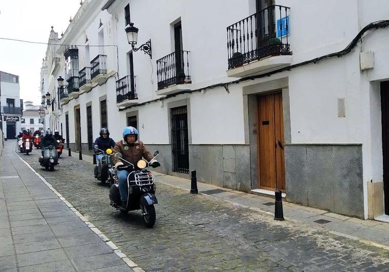 Las vespas y motos clásicas por las calles de la localidad