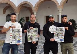 Los orgaizadores de la carrera junto con el concejal en la presentación