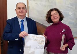 El alcalde y la directora de la biblioteca durante la presentación