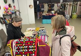El mercadillo se encuentra en un local de la calle Sevilla