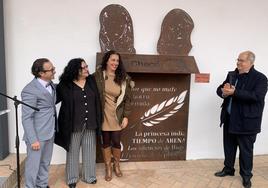 Inma, junto con la hija de Dulce, María, el alcalde y el presidente del CIT tras descubrir la figura