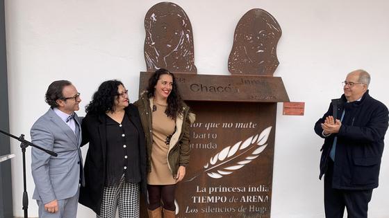 Las hermanas Dulce e Inma Chacón ya tienen su monumento en la biblioteca a iniciativa del CIT