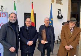 El ganador junto con el secretario general de Cyltura, el alcalde y el presidente del jurado