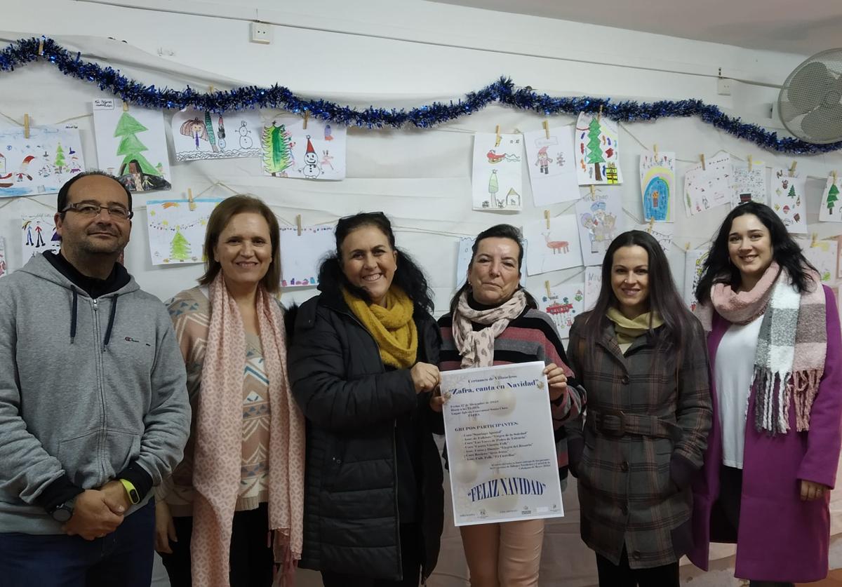 LA presidenta de la asociación junto con el jurado de su concurso de dibujo