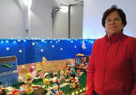 Mª del Carmen Gardo ante su belén en la Sala Las Tenerías