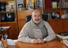 José Ángel Losada, co-párroco de Zafra, en su despacho