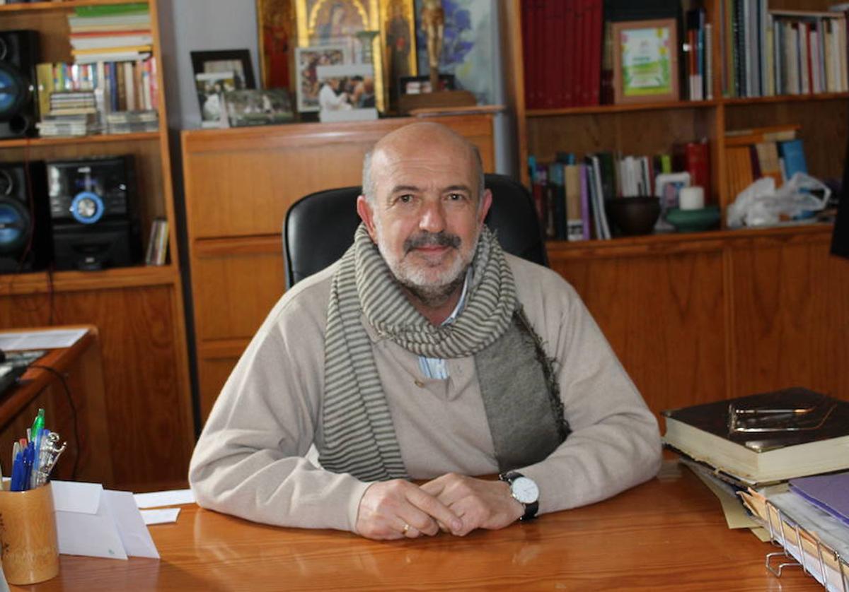 José Ángel Losada, co-párroco de Zafra, en su despacho
