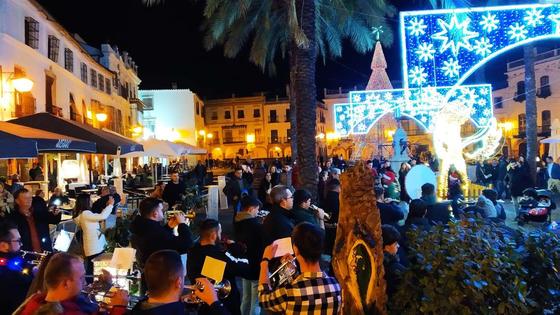 La Hermandad del Amarrado y la Banda del Nazareno repartieron alegría, música y solidaridad