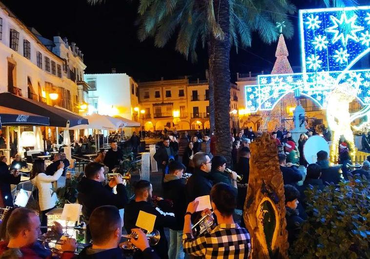 El pasacalles a su paso por la Plaza Grande
