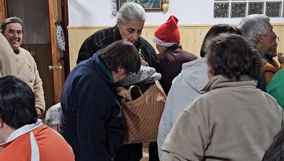 El Club de Leones entregó a las usuarias del Hospital de Santiago sus regalos de Navidad