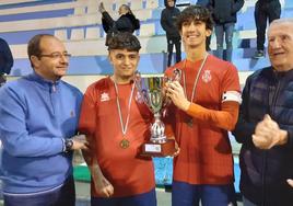 Los ganadores recibieron su trofeo