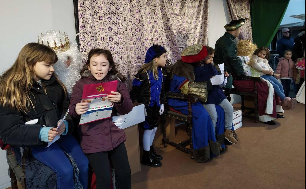 Entrega de cartas a los Reyes Magos en la Plaza Grande 