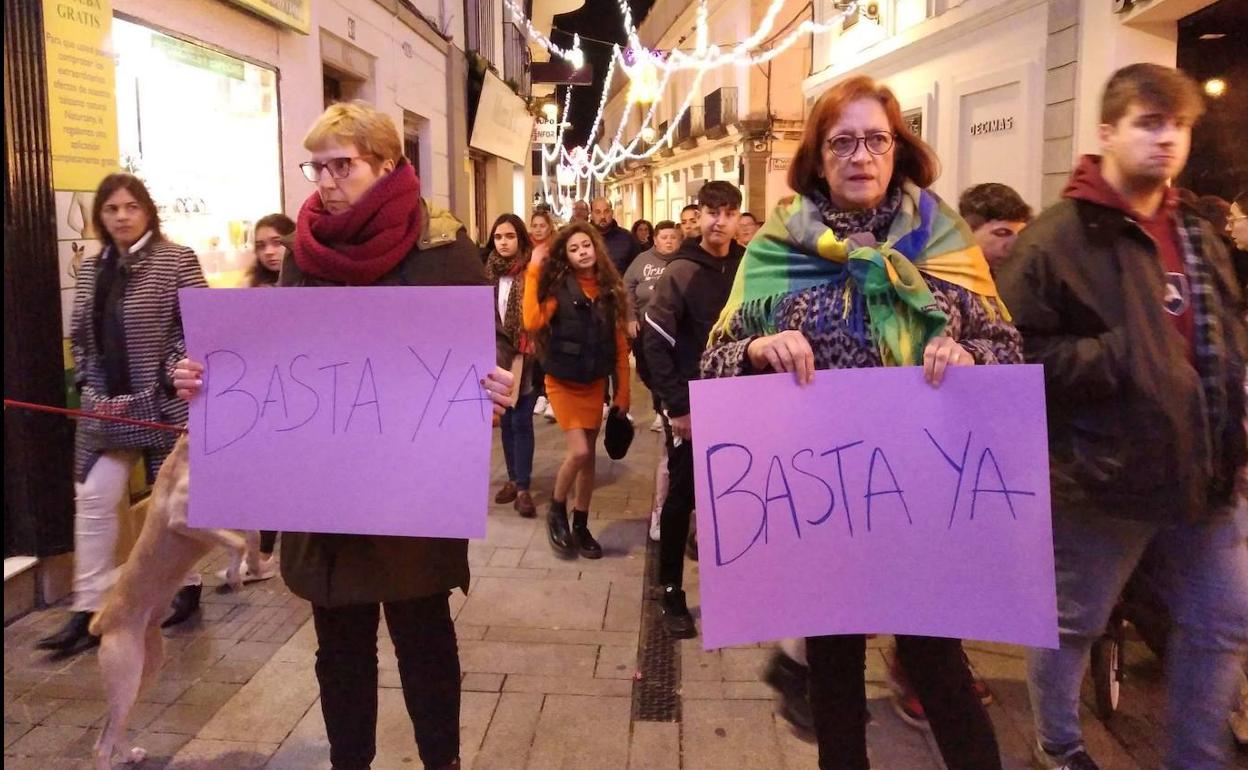 TRas la concentración se improvisó una marcha por la calle Sevilla 