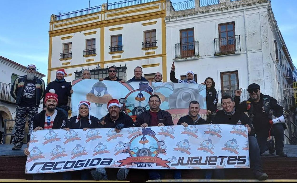 Algunos de los moterios que participaron y organizaron la recogida solidaria en la Plaza Grande 