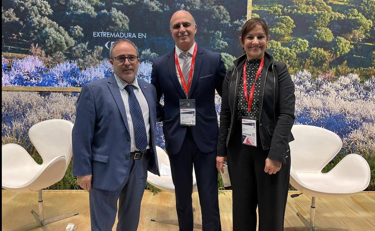 El alcalde tras su intervención con la concejala de Turismo y el director general de turismo 