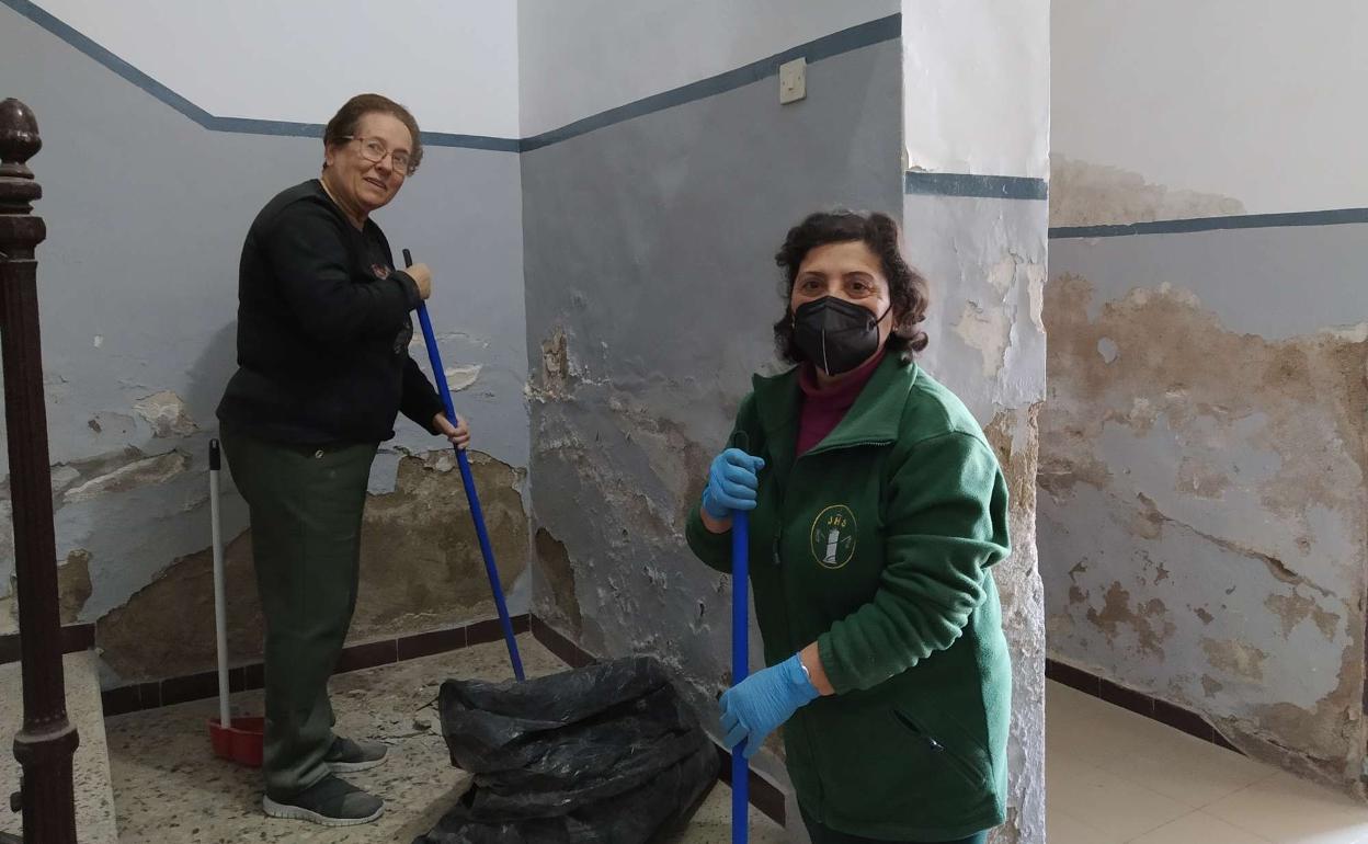 Unos 50 voluntarios acondicionan El Rosario y el Centro Parroquial para Semana Santa