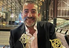 El zafrense Guillermo Sánchez Castañón, productor ejecutivo de Win Win, con los dos galardones