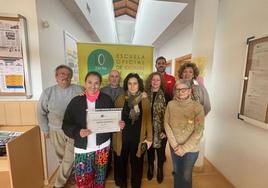 Momento de la entrega de la donación en la EOI