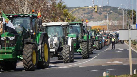 La protesta de los agricultores y ganaderos llega a Zafra con una caravana de tractores