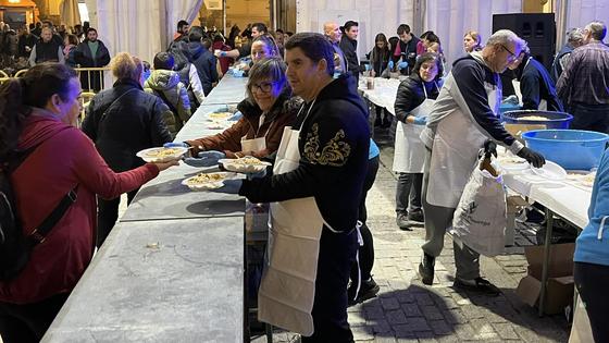 La Plaza Grande vuelve a llenarse de público para degustar los 500 kilos de migas