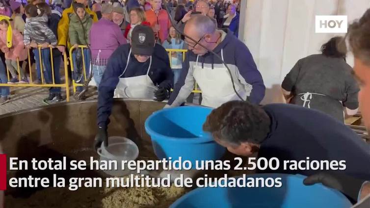 La Plaza Grande vuelve a llenarse de público para degustar los 500 kilos de migas