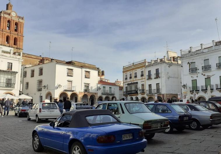 Algunos de los coches participantes en la Plaza Grande antes de partir