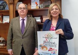 El alcalde y la directora de Turismo durante la presentación