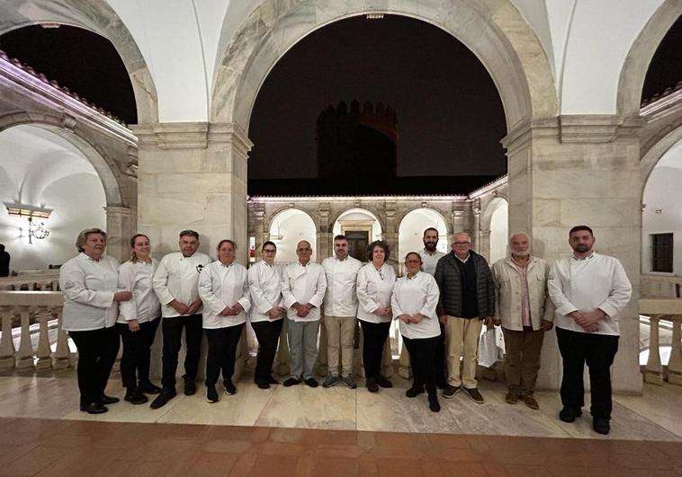 Los profesionales que han presentado sus tapas junto al jurado profesional de esta edición