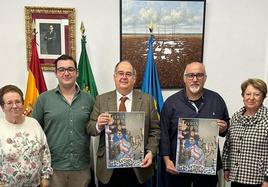 El alcalde junto a los miembros de la cofradía que le han presentado el proyecto