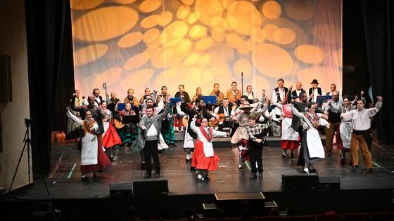 Los 'Coros y Danzas El Castellar' aúna presente, pasado y futuro en 'Zaragata' para celebrar su 40 aniversario