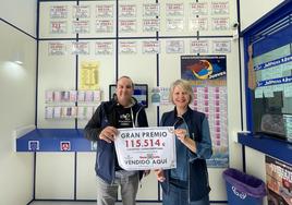 Agustín Pérez, responsable de la administración, junto a Mayca Cabello, una de las trabajadoras