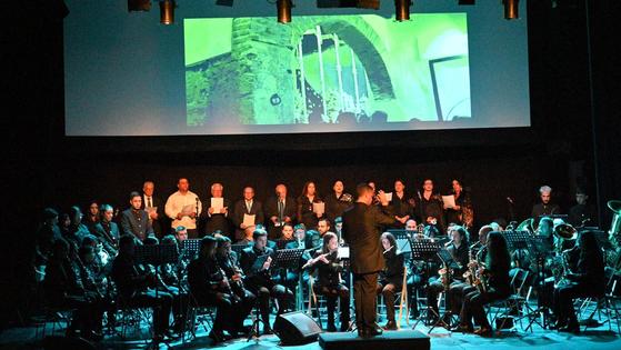 El excepcional concierto 'Zafra Cofrade' llenó de artistas el escenario y de público las butacas del Teatro