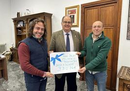 Momento de la entrega de la recaudación