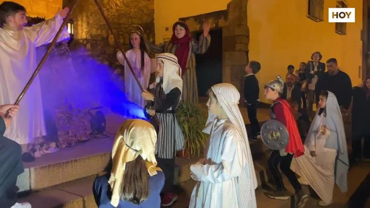 Las catorce estaciones del Vía Crucis representadas por los niños de Zafra