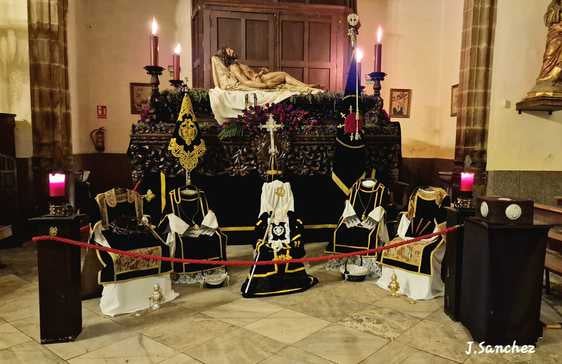 La procesión del Santo Entierro y La Soledad también pendientes del tiempo