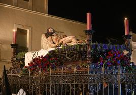 El Cristo yacente a su salida del templo
