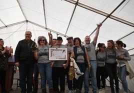 La peña 'Amigos de la calle almendro' recogiendo su trofeo