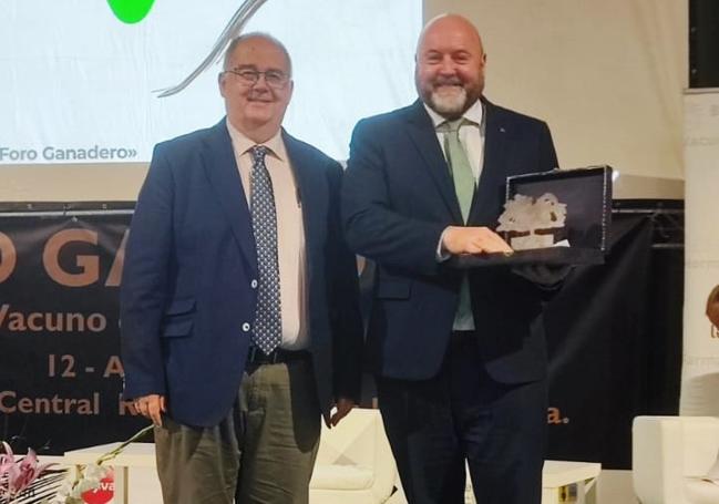 El alcalde entregó el áccesit a Caja Rural de Extremadura