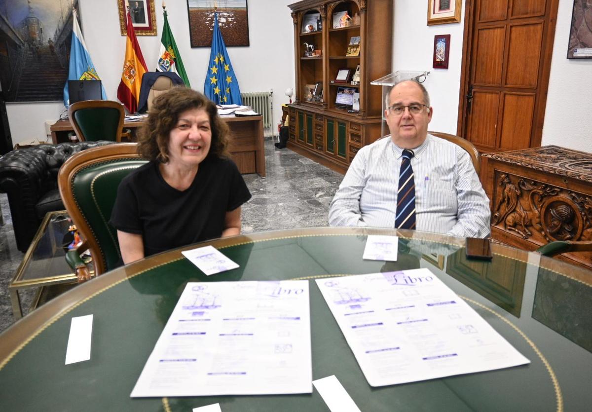 El alcalde y la directora de la biblioteca presentaron la programación