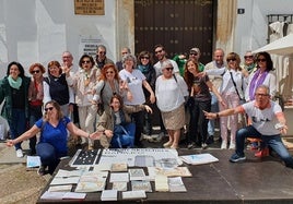 Los participantes en el curso exhiben sus trabajos