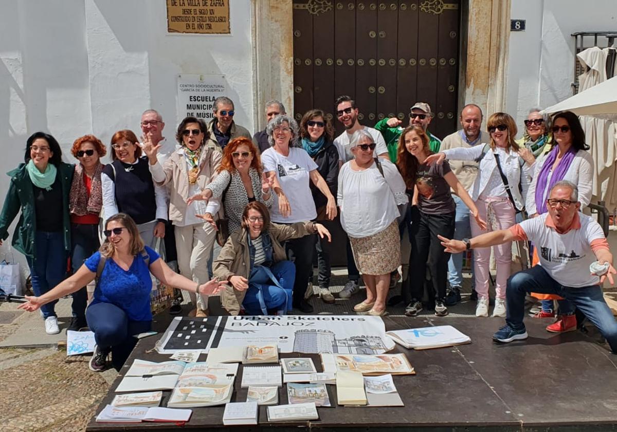 Los participantes en el curso exhiben sus trabajos