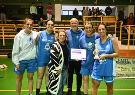 La concejala y participantes en el triangualar tras los partidos
